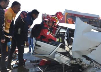 Hurda haline gelen bu otomobilden iki kişi sağ çıktı