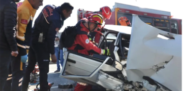 Hurda haline gelen bu otomobilden iki kişi sağ çıktı