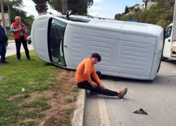 Bodrum’da yola aniden çıkan otomobil minibüs ile çarpıştı
