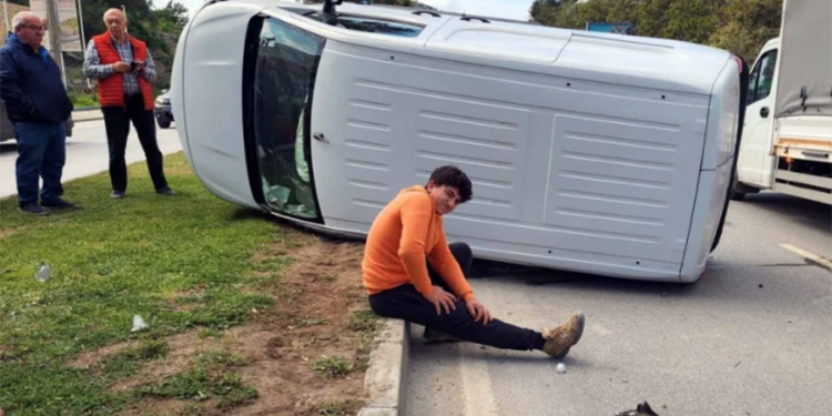 Bodrum’da yola aniden çıkan otomobil minibüs ile çarpıştı