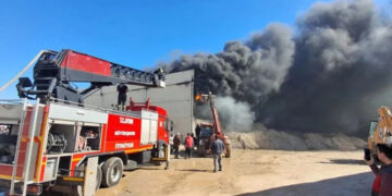 Sanayi Sitesi’nde ısınmak isterken dükkanı yaktılar