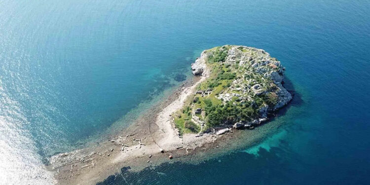 Bodrum Gümüşlük koyunda sular çekildi