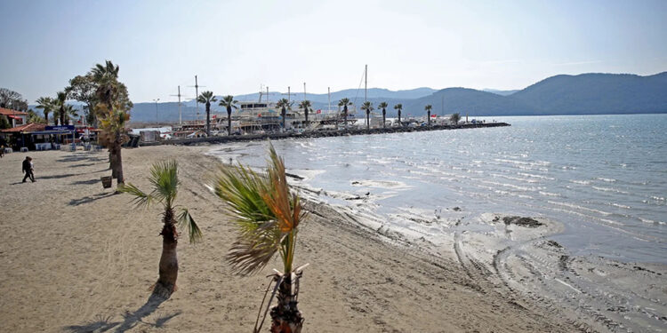 Sakin kentte deniz 10 metre çekildi!