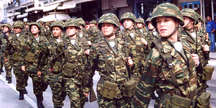 Yunanistan tarihinde ilk kez kadınları askere çağırıyor