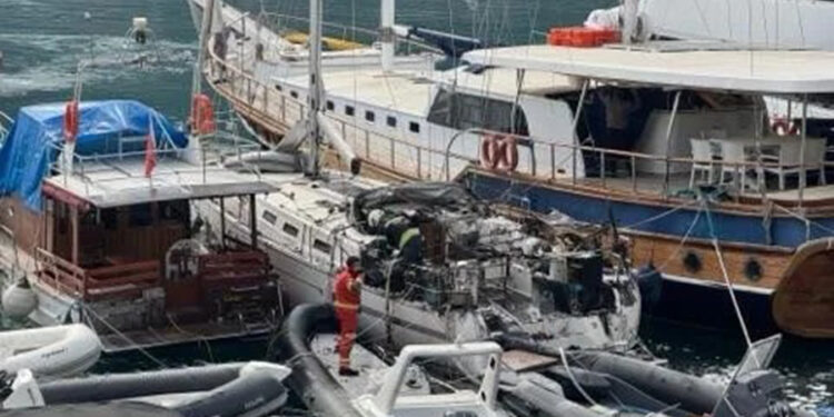 Fethiye’de göçmen kaçakçılığı yapılan tekne yandı