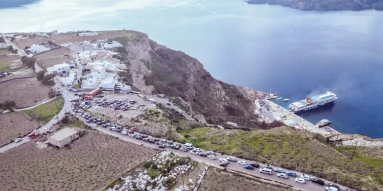 Santorini adasının Limanı Kapandı