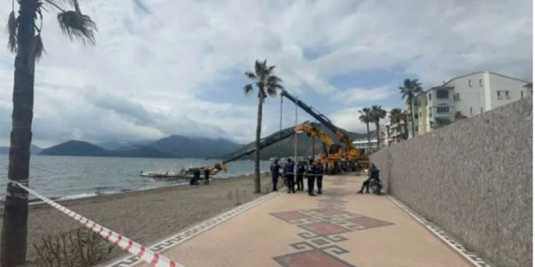 Turistik plajda vinç faciası, tekneyi indirirken altında kaldı