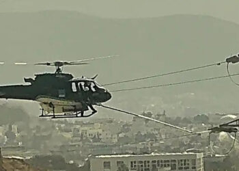 Yüksek gerilim hatları helikopterle temizleniyor