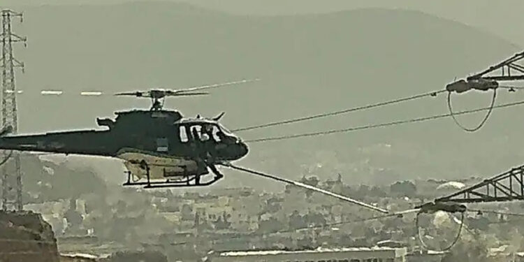 Yüksek gerilim hatları helikopterle temizleniyor