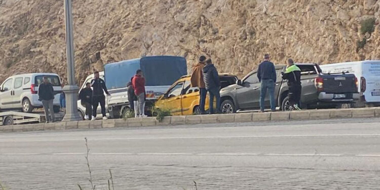 Ortakent Yolunda 4 araç birbirine girdi