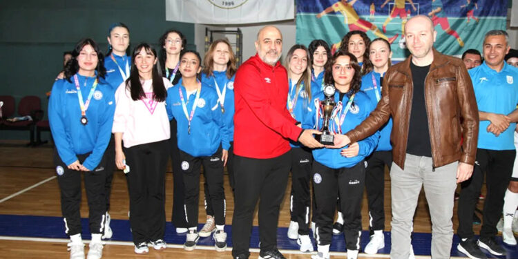 Salon Futbolunda Şampiyonluk Gururu