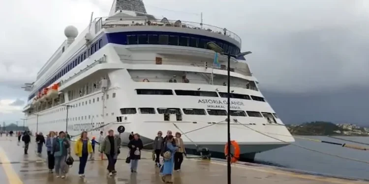 Bodrum’a sezonun ilk turist gemisi geldi