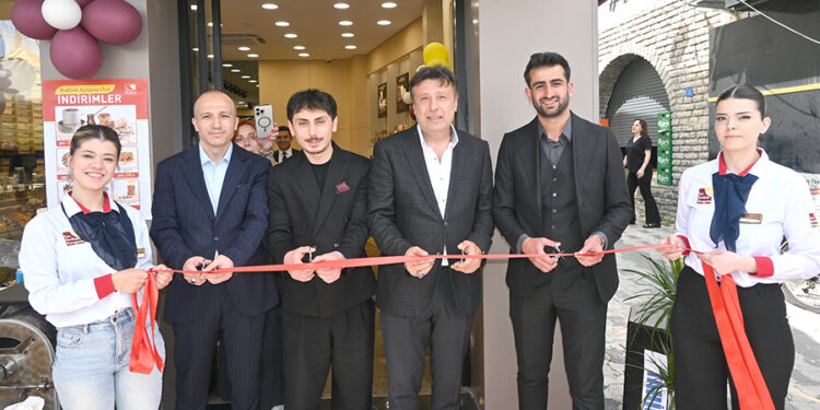 Kuyumcu aile mağazasını Kuruyemişçiye çevirdi