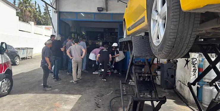 Oto tamir dükkanına giren otomobil 2 kişiyi yaraladı