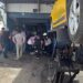 Oto tamir dükkanına giren otomobil 2 kişiyi yaraladı