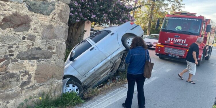 Otomobil taş binaya çarptı