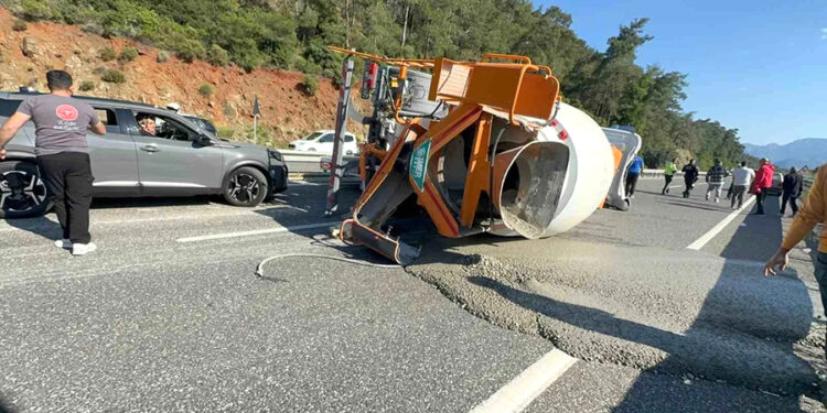Beton mikseri devrildi, şoför burnu bile kanamadan kurtuldu