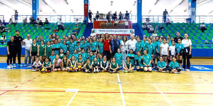 B.B. BODRUMSPOR VOLEYBOL ŞUBESİNDEN ANNE-KIZ ŞENLİĞİ