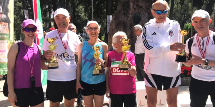 Bodrumlu atletler İzmir’de Ata’dan Anaya koştu, kupaları topladılar