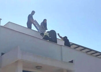 Bodrum’da Ev Yangını, 2 kişi çatıdan kurtarıldı