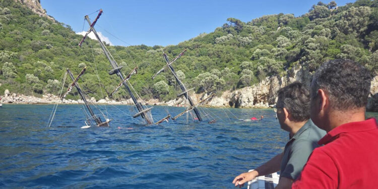 Marmaris’te baba oğulun çilek mesaisi