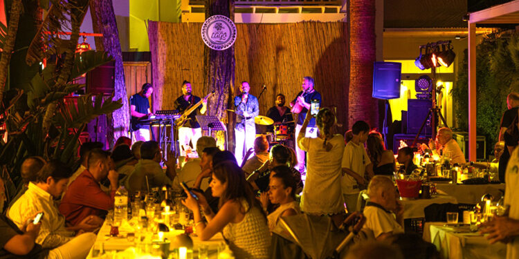 Lago, 2026 sezonunu 200 misafir ve Yorgo Kertis’in Greek Night sahnesiyle açtı