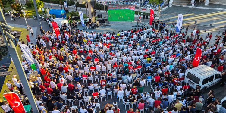 A Milli Takımımızın Kupadaki İlk Maçı Meydanda Coşkuyla İzlendi