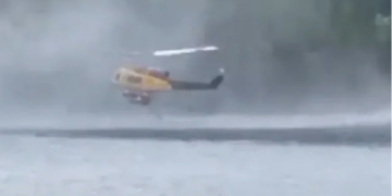 YANGIN SÖNDÜRME HELİKOPTERİ GÖLE DÜŞTÜ 2 PERSONEL SON ANDA KURTARILDI