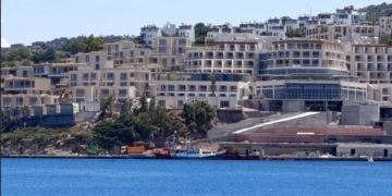 BODRUM’DA MATKAP VE İŞ MAKİNELERİ SESLERİ ARASINDA ÇILDIRTAN TATİL