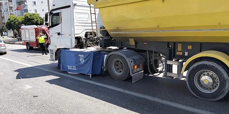 Milas’ta TIR’ın çarptığı yaya feci şekilde can verdi