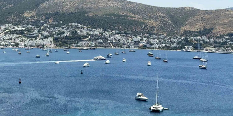 Bodrum koylarında yat kuşatması: Sezon açıldı, denizde yoğunluk başladı