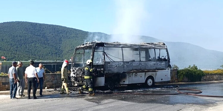 Seyir halindeki servis midibüsü alev alev yandı