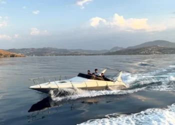 Sürat Teknesiyle Göçmen Kaçakçılığı Girişimi Sahil Güvenliğe Takıldı