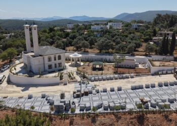 Çamlık Cami Önü Meydanı Düzenleniyor
