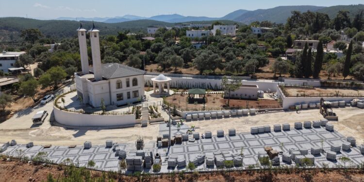 Çamlık Cami Önü Meydanı Düzenleniyor
