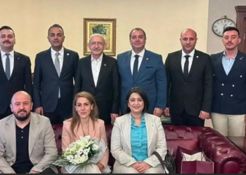İmzayı Özgür Özel’e attı, Kılıçdaroğlu’na koştu!