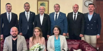 İmzayı Özgür Özel’e attı, Kılıçdaroğlu’na koştu!