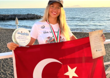 Ultra maraton yüzücüsü İzmirli Eda Savcıgil’den tarihi birincilik