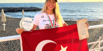 Ultra maraton yüzücüsü İzmirli Eda Savcıgil’den tarihi birincilik