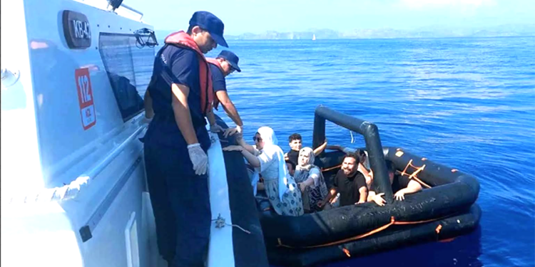 Yunan sahil güvenlik 3’ü çocuk 8 düzensiz göçmeni Türk karasularına geri itti