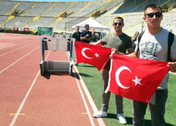 Kıbrıs Gazisi Rekortmen Atlete Astsubay Adaylarından Türk Bayraklı Destek