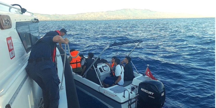 Sürat Teknesiyle Yunan Adalarına Kaçmaya Çalışan 8 Düzensiz Göçmen Yakalandı