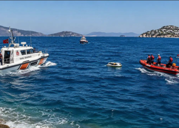 Jet Ski alabora oldu 2 si çocuk 3 kişi aranıyor