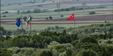 SINIRDAKİ TÜRK BAYRAĞINI KISKANDILAR