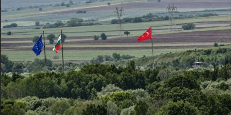SINIRDAKİ TÜRK BAYRAĞINI KISKANDILAR