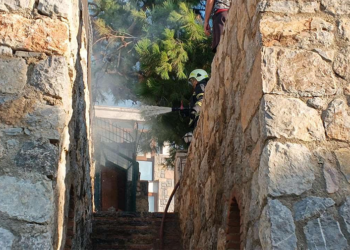 Alevler bir anda bahçeyi sardı