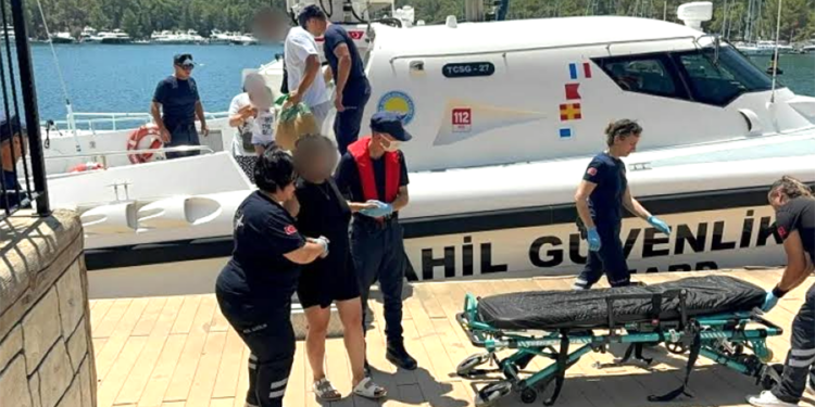 Tur Teknesinde Fenalaşan Yolcu Sahil Güvenlik Tarafından Kurtarıldı