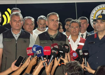 Vali Akbıyık Açıkladı: Fethiye’deki Yangının Enerjisi Düşürüldü, Mücadele Sabaha Kadar Sürecek