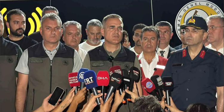 Vali Akbıyık Açıkladı: Fethiye’deki Yangının Enerjisi Düşürüldü, Mücadele Sabaha Kadar Sürecek