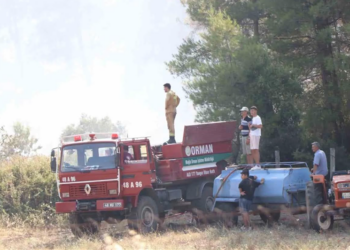 Traktörünü ve su tankerini alan yangına koştu